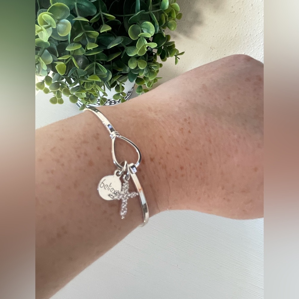 Beautiful silvertone LA bangle bracelet with cross and Believe charms